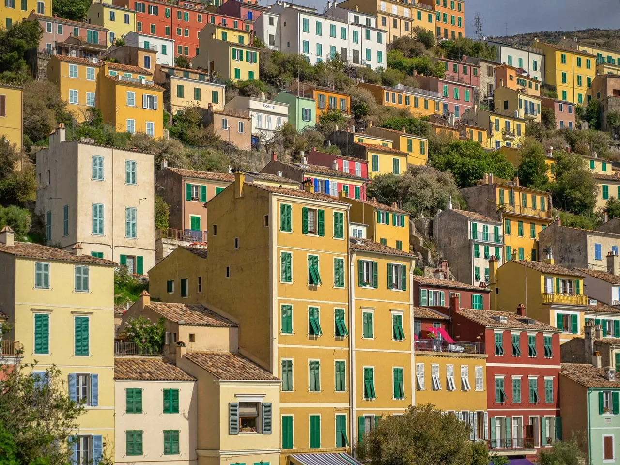 Ruelle du Suquet, la vieille ville de Cannes, maisons anciennes aux façades pastel